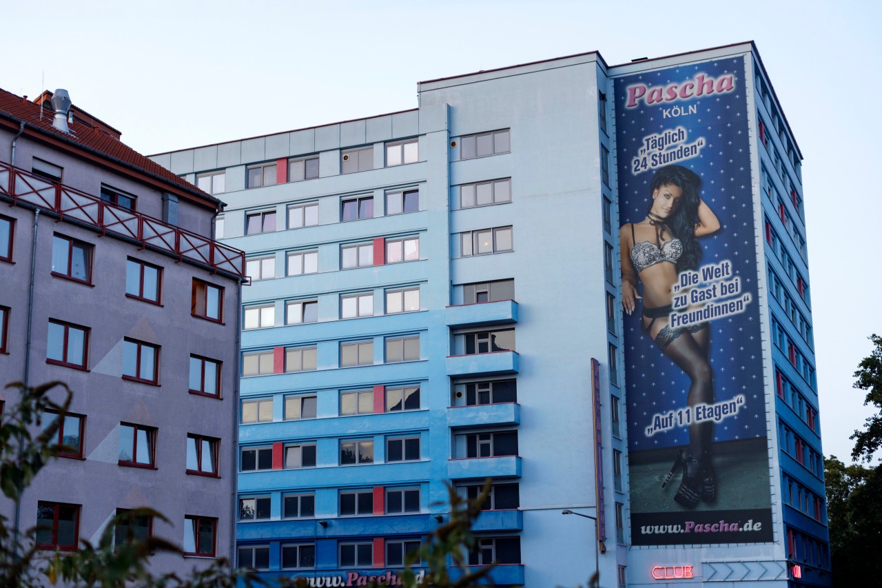 Die Fassade des Bordells wurde nun komplett pink angestrichen. (Archivbild)