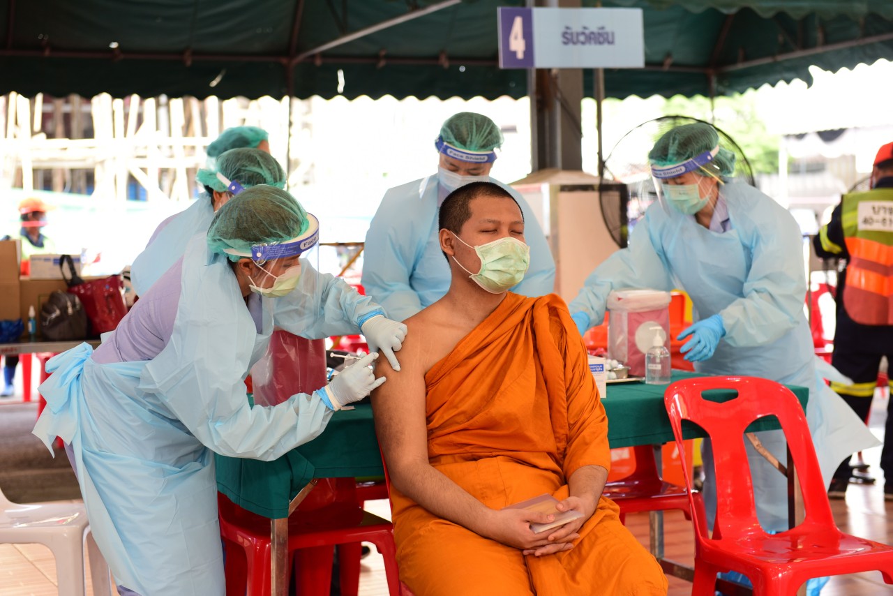 Corona-Impfung für einen buddhistischen Mönch mit Maske in Bangkok. 