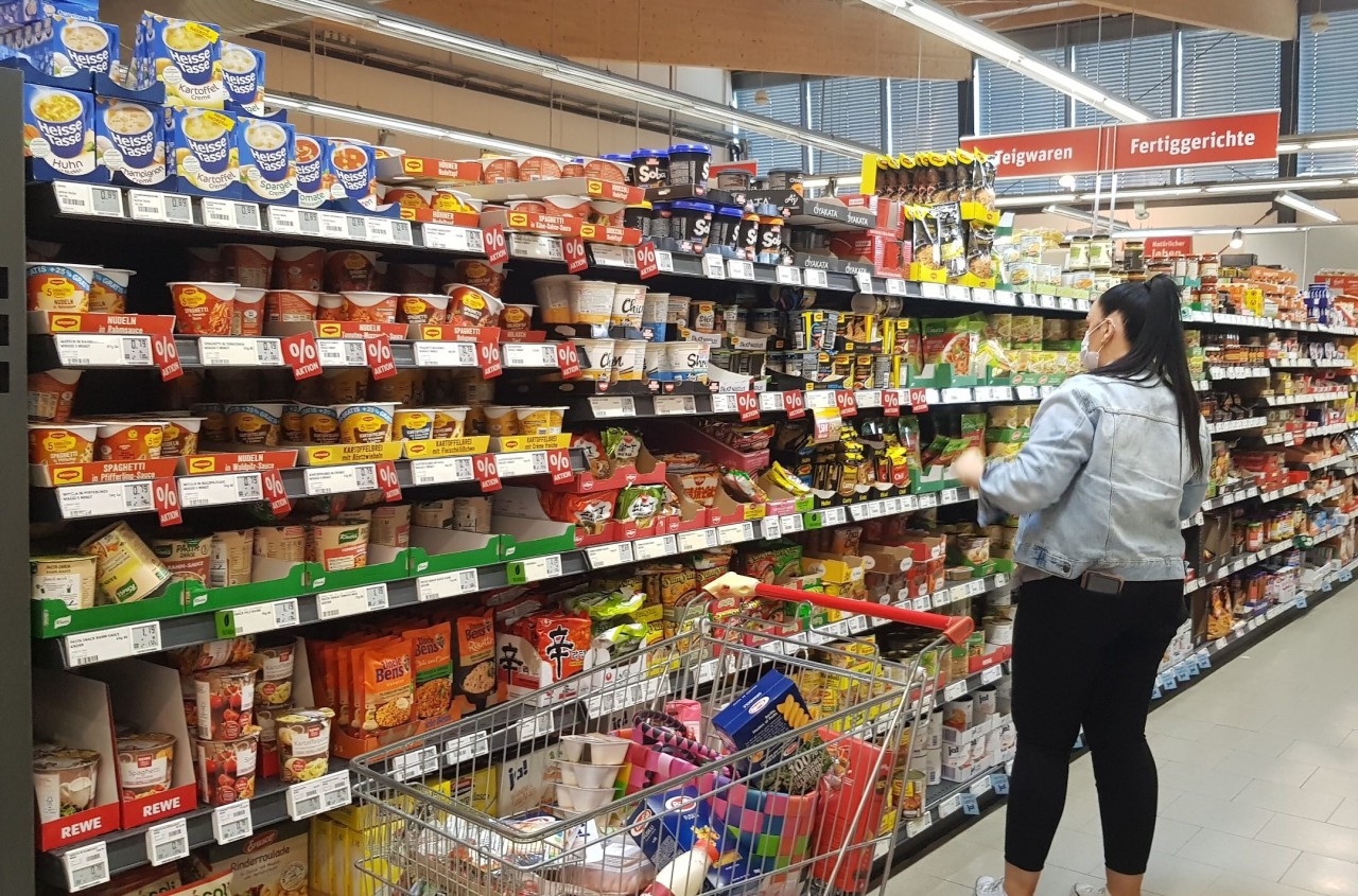 Einkaufswagen links, das Regal rechts – ist das die Taktik der Supermärkte? 