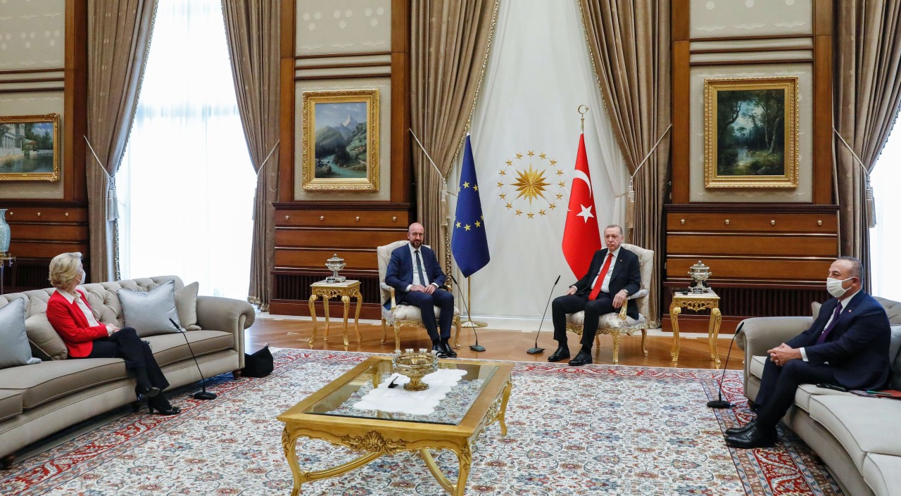 Präsident Recep Tayyip Erdogan (2.v.r) und der türkische Außenminister Mevlut Cavusoglu (rechts) während eines Treffens mit EU-Kommissionspräsidentin Ursula von der Leyen und EU-Ratspräsident Charles Michel. 