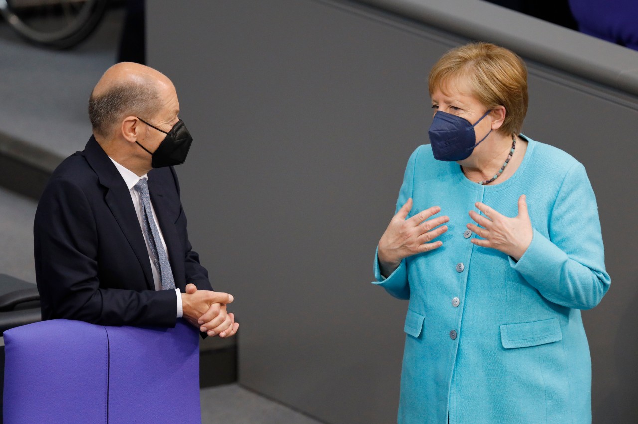 Angela Merkel ist bemüht, Distanz zwischen ihr und Olaf Scholz herzustellen. 