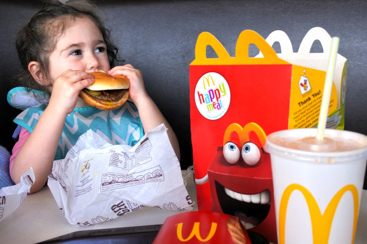 McDonalds: Eine Mutter kann nicht fassen, was sie mit ihrer 2-jährigen Tochter erlebt. (Symbolbild) 