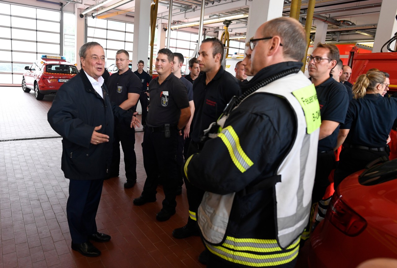 NRW-Ministerpräsident Armin Laschet bedankt sich bei Hagenern Feuerwehrleuten für ihren Einsatz.