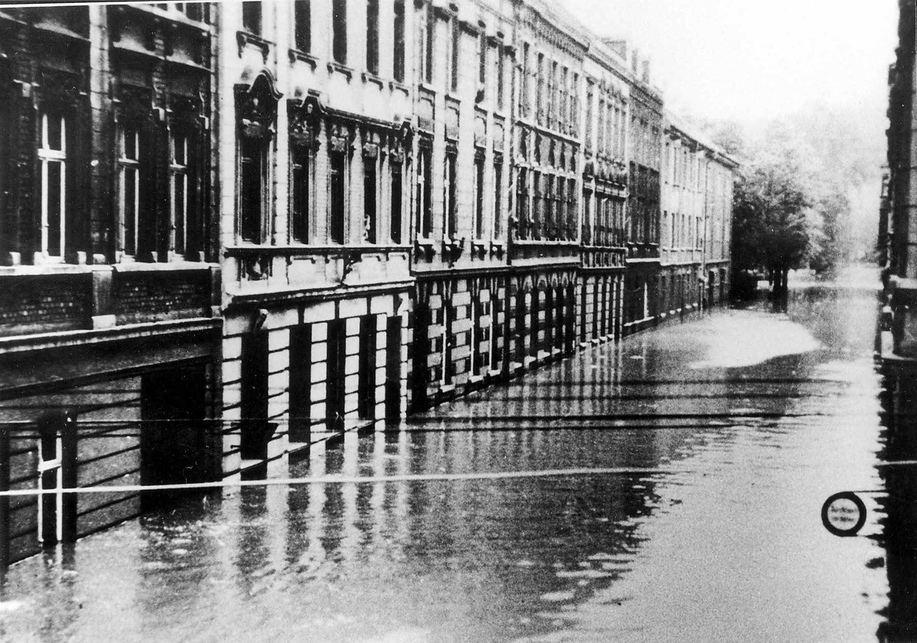 Steele nach der Bombardierung der Möhnetalsperre im Mai 1943.