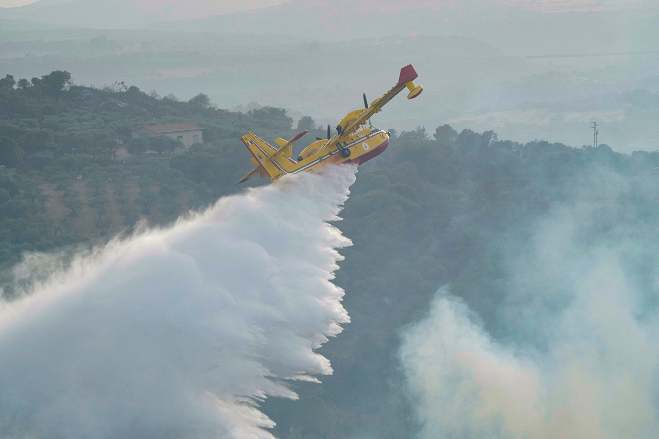 In Italien kämpfen die Einsatzkräfte weiterhin gegen Waldbrände. 