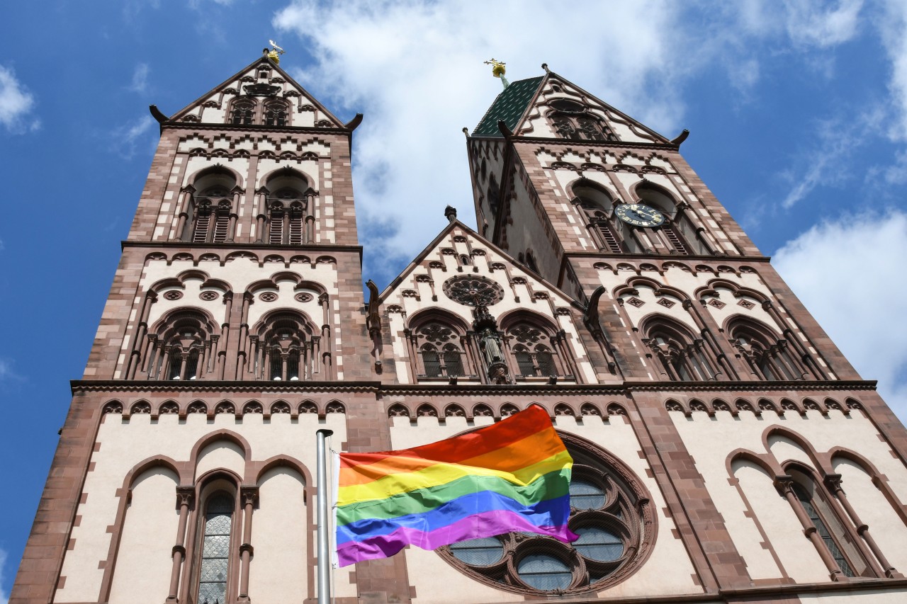 Wie hier an der Herz-Jesu-Kirche in Freiburg wird auch an der Liebfrauenkirche Recklinghausen die Regenbogenflagge gehisst. (Symbolbild)