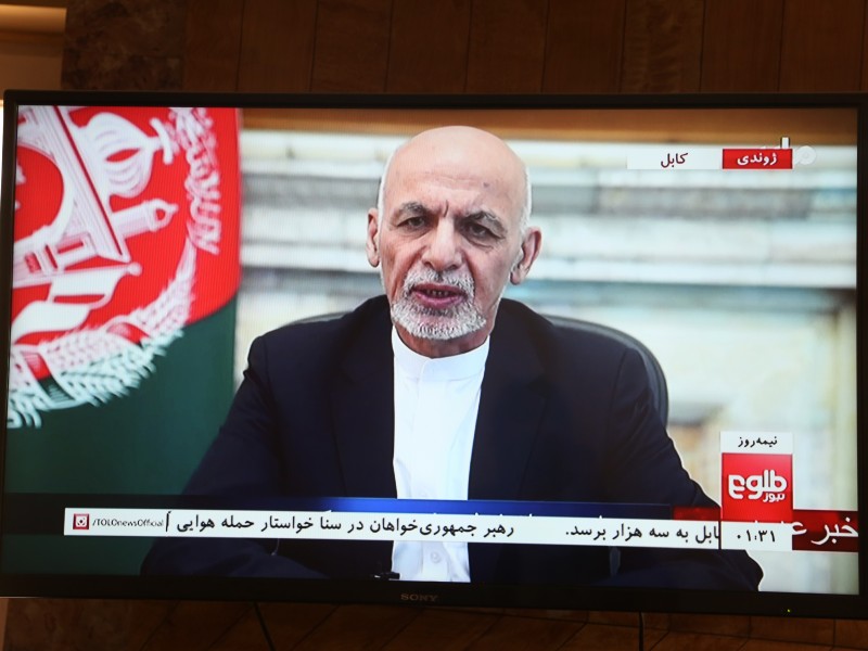 Der afghanische Präsident Aschraf Ghani hier am Samstag (14. August) spricht noch in einer im Fernsehen übertragenen Ansprache in Kabul. Mittlerweile hat er laut des Vorsitzenden des Nationalen Rats für Versöhnung das Land verlassen.