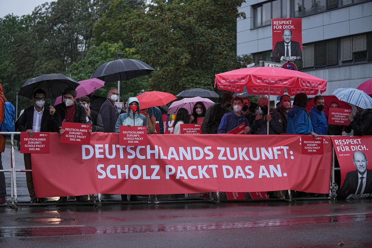 Anhänger von Olaf Scholz zeigten ihre Unterstützung für den Kanzlerkandidaten der SPD vor dem Triell auf RTL und n-tv.