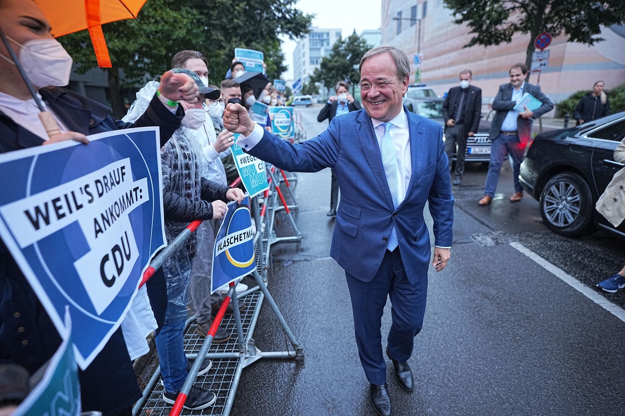 Armin Laschet freut sich über die Unterstützung vor dem Triell auf RTL und n-tv. 