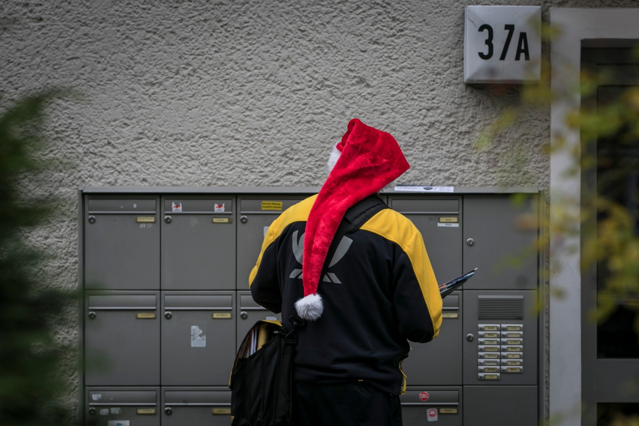 Deutsche Post Briefträger im Weihnachtsstress. Doch bei DIESEM Anblick könnten sie einen Gang runter schalten. (Symbolbild)