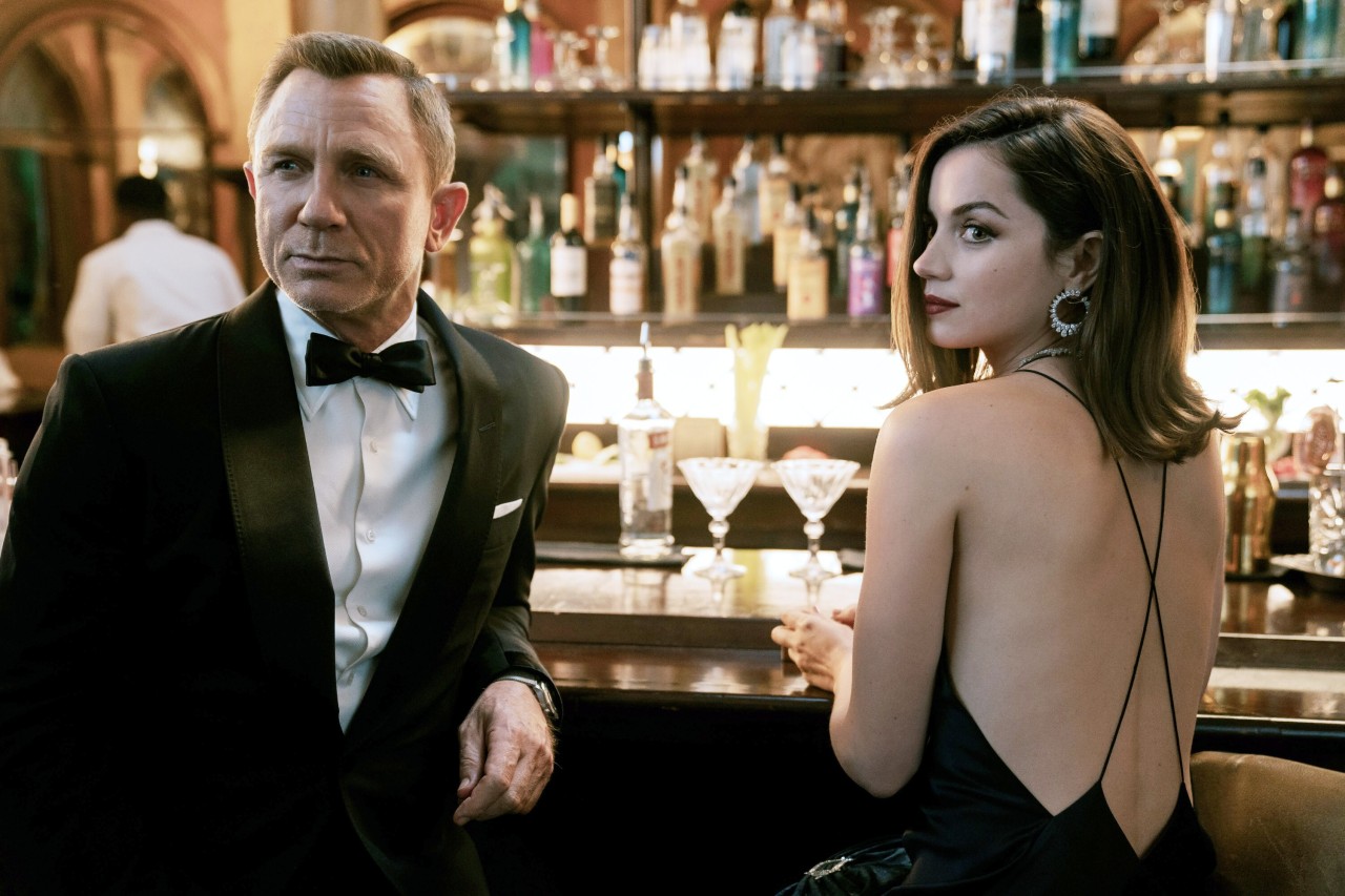 James Bond (Daniel Craig) muss auf Kuba mit der Agentin Paloma (Ana de Armas) zusammenarbeiten. 