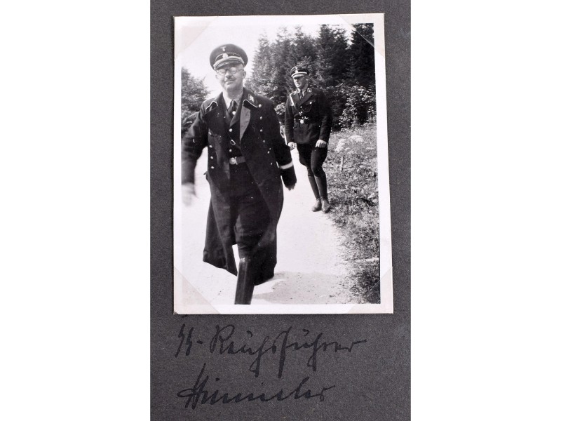 Reichsführer Heinrich Himmler auf dem Weg zum täglichen Rapport beim „Führer“.