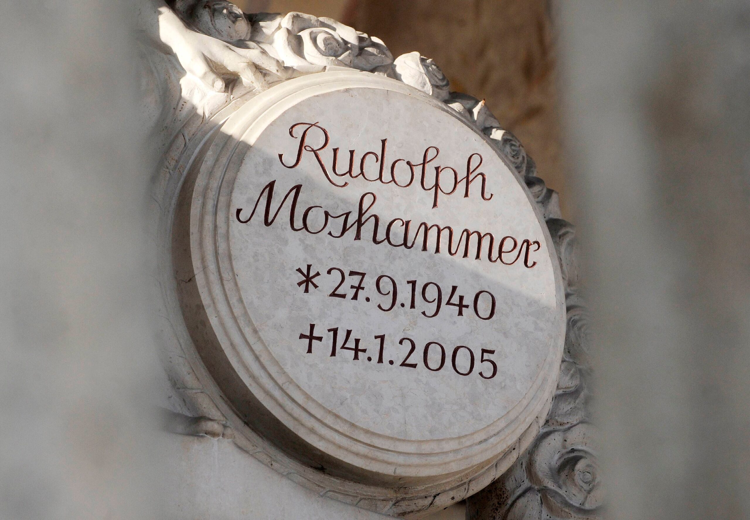 Eine Detailaufnahme des Gedenksteins für den Modeschöpfer Rudolph Moshammer (1940 - 2005).