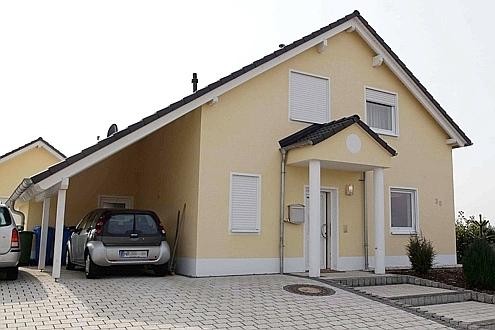 Vor diesem Haus wurde am Mittwoch ein Beamter des Sondereinsatzkommandos (SEK) Rheinland-Pfalz ... 