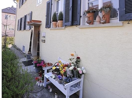 Vor dem Haus der Familie im baden-würrtembergischen Eislingen legten Mitbürger Blumen und Kerzen nieder. In wenigen Tagen jährt sich die Tat zum ersten Mal.