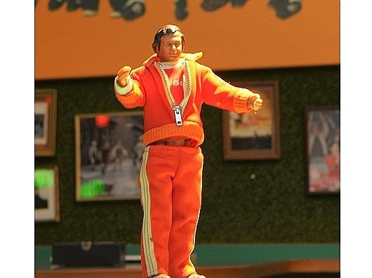 Auch das gibt’s in der „11 Freunde Bar“ zu bestaunen: Franz Beckenbauer als Barbie-Puppe. Foto Remo Bodo Tietz