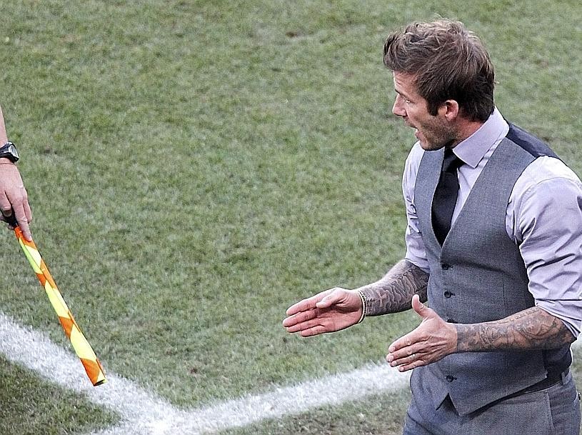 David Beckham (r) zeigt dem Schiedsrichterassistenten Martin Vazquez wie weit der Ball hinter der Linie war.