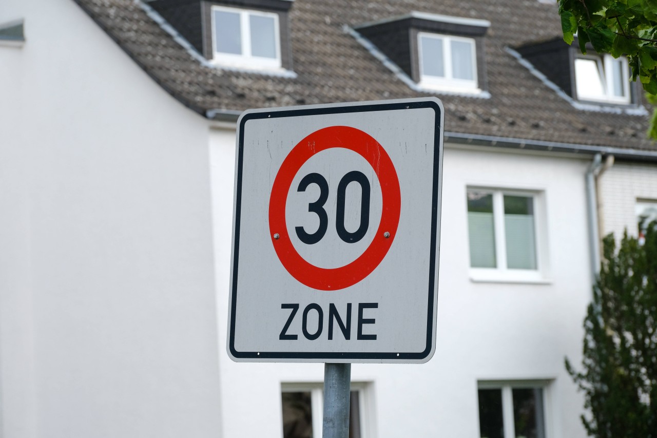 Oberhausen: Auf der Von-Trotha-Straße sind gerade mal 30 km/h erlaubt. (Symbolbild) 