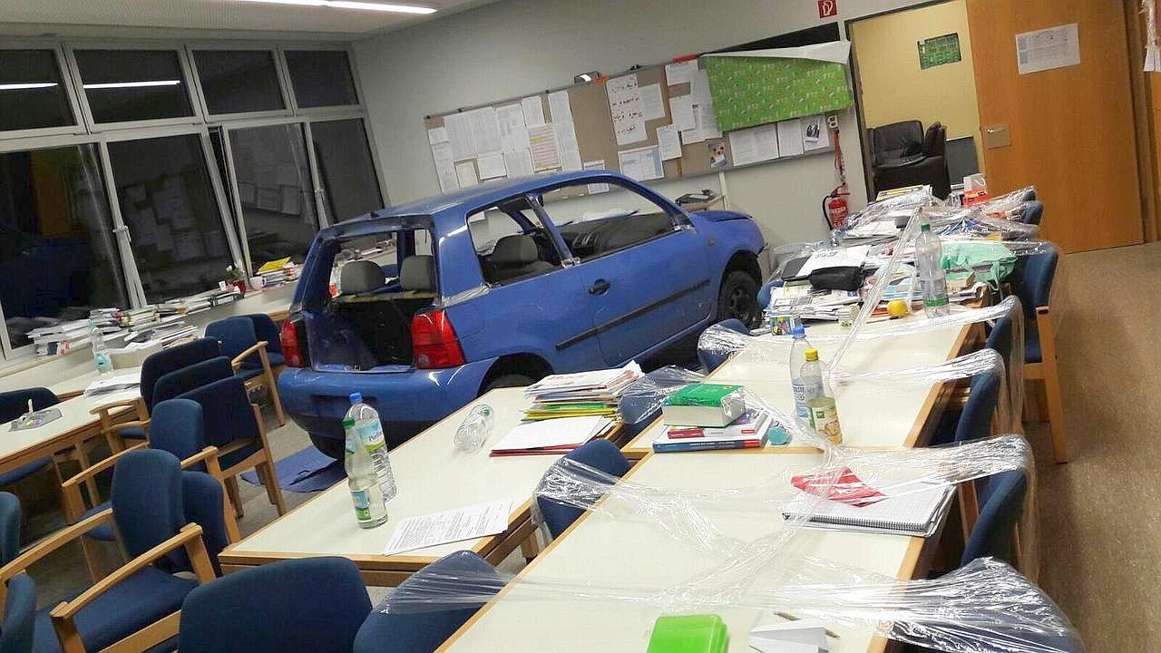 Für einen Abistreich beförderten Abiturienten ein Auto ins Lehrerzimmer.