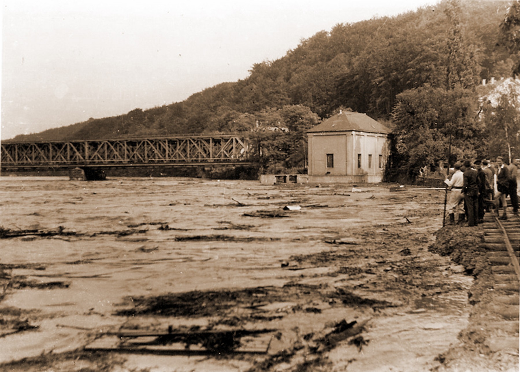 Essen-Kettwig im Mai 1943, nach der Bombardierung der Mönetalsperre. Repro: Reiner Worm