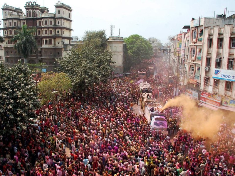 In Indien, hier in Indore, ist Holi ein riesiges Volksfest.