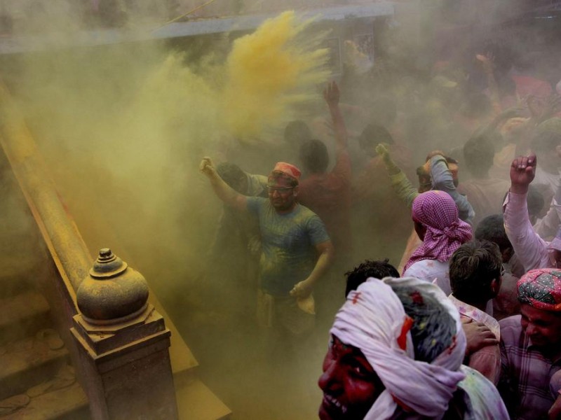 Ausgelassen schmeißen die Inder jedes Jahr beim Frühlingsfest Holi in den Straßen Farbpulver aufeinander. Das Farbenspektakel soll den Winter vertreiben