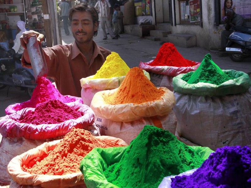 Die Farbpulver-Sorten, die beim Holi - hier im indischen Bhopal - eingesetzt werden, haben eines gemeinsam: Sie sind leuchtend bunt.