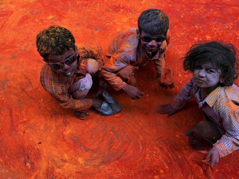 Die Farbe kann man leicht wieder abwaschen. Hier Kinder beim Holi-Fest im nordindischen Barsana.
