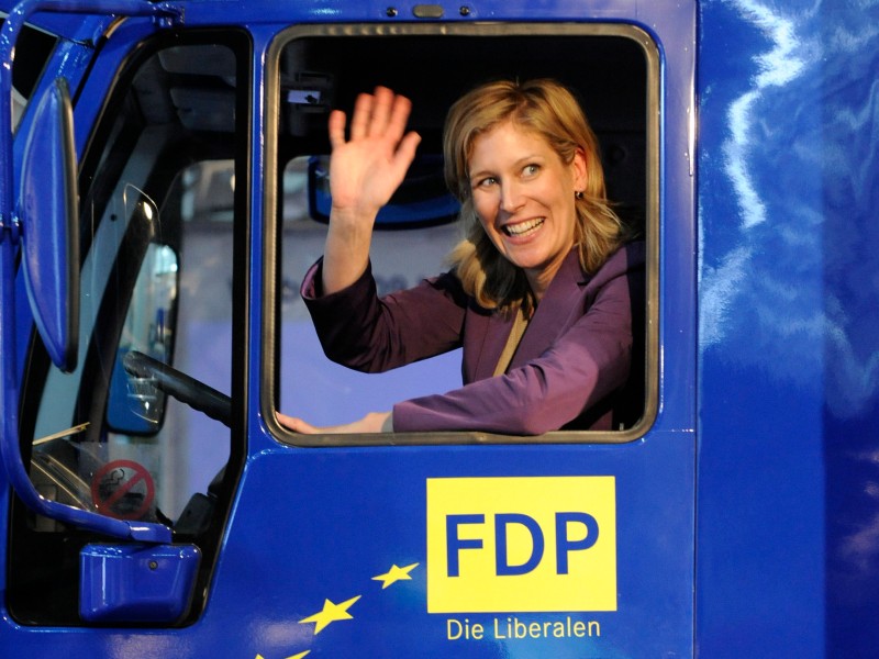 Schließlich ist der öffentliche Druck offenbar zu hoch: Sie legt alle Parteiämter nieder und tritt als Vizepräsidentin des Eurpaparlaments zurück.