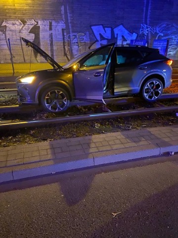 Wie ist dieses Auto auf die Gleise gekommen?