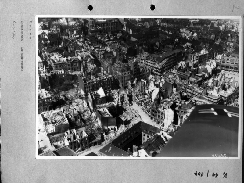 Die zerstörte Marktkirche in der Essener Innenstadt am Vormittag des 6. März 1943. Aus dem Buch Ruhrschlacht: Das Ruhrgebiet im Kriegsjahr 1943 von Ralf Blank (Klartext-Verlag).