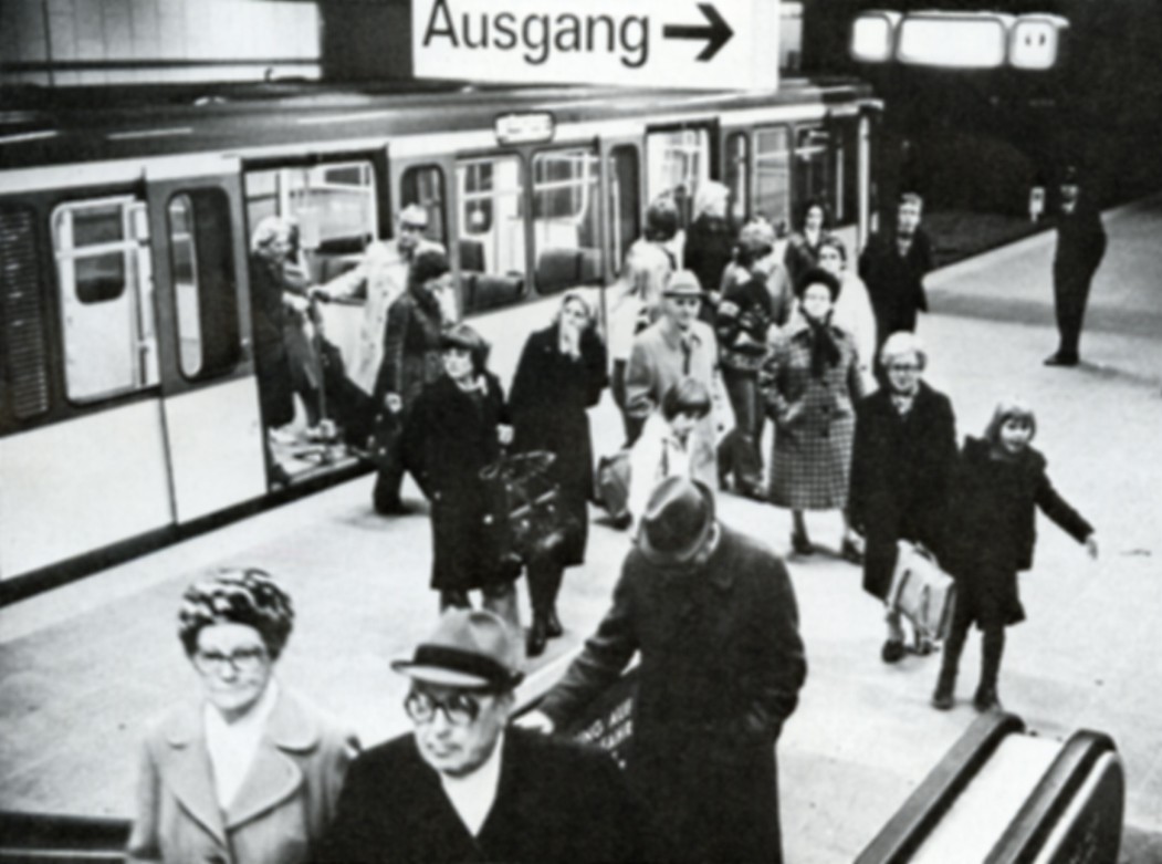 Die ersten Passagiere der Essener U-Bahn.