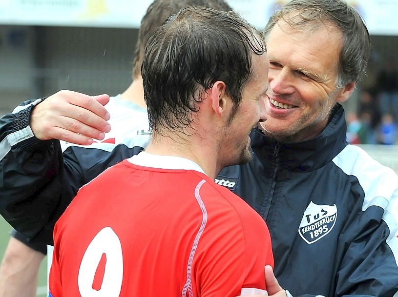 Trainer Peter Cestonaro feierte mit seinen Jungs eine grandiose Aufstiegssasion. Foto: Steinseifer