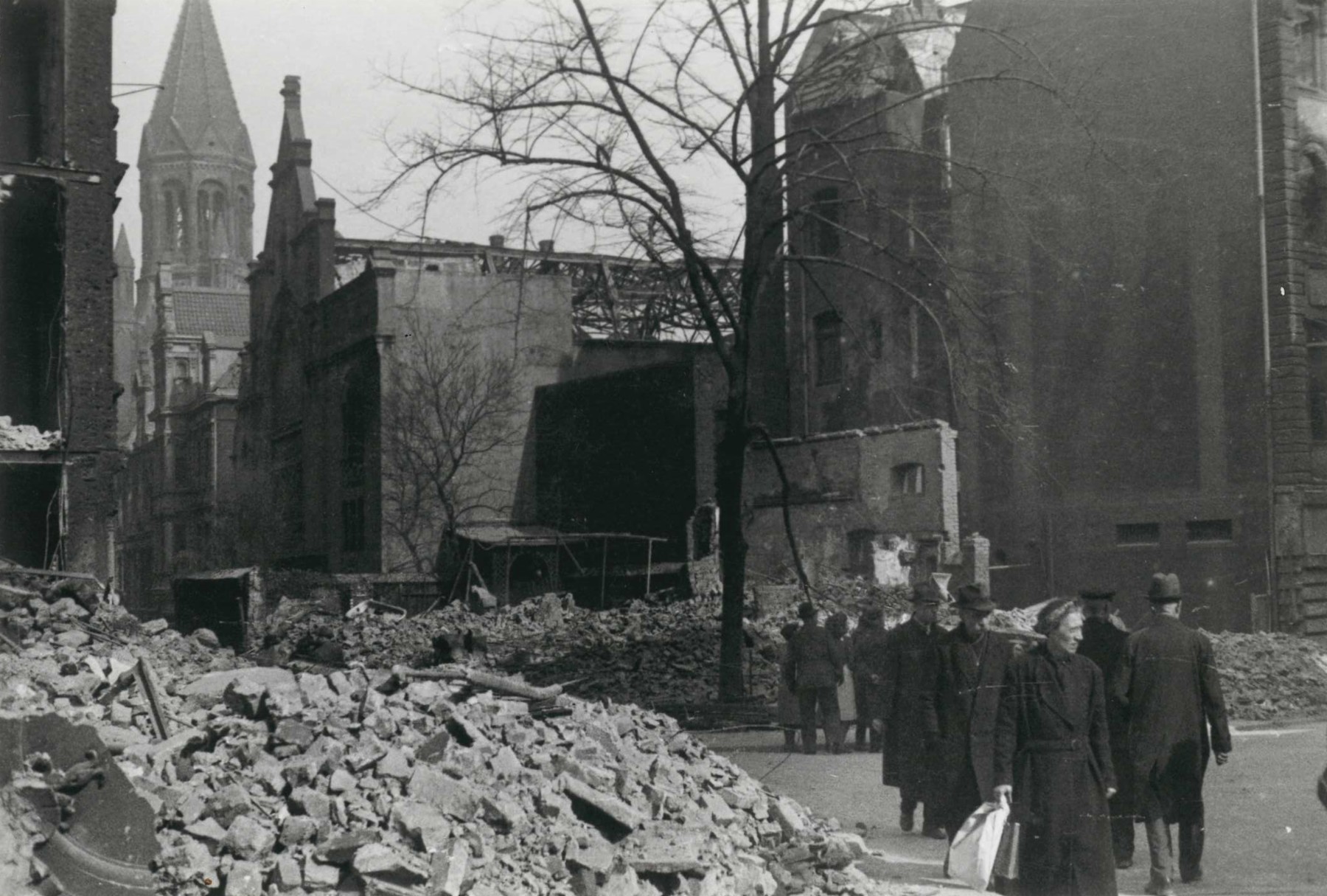 In Essen wurden 64.000 Vorkriegswohnungen komplett zerstört, 36.000 schwer beschädigt.