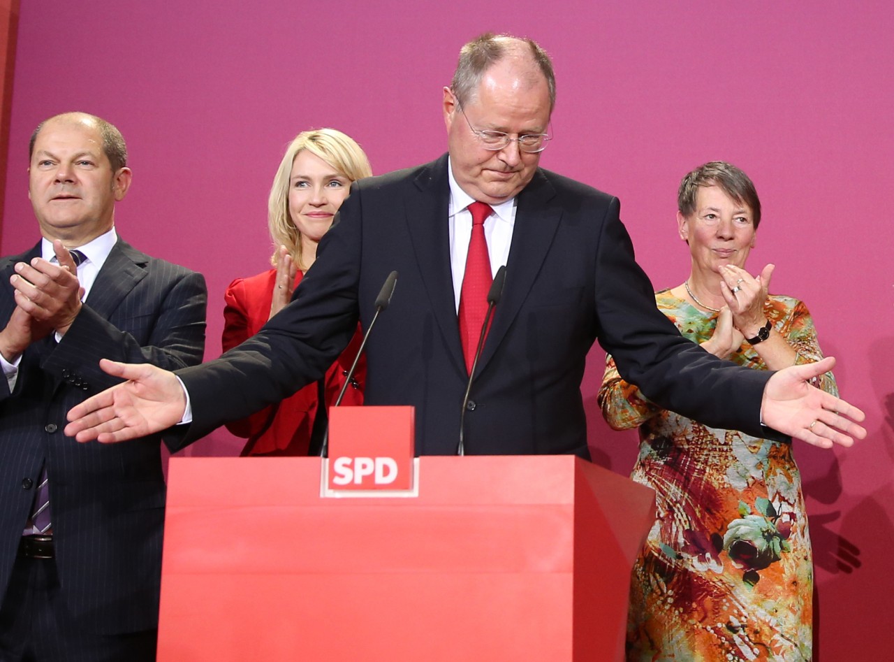 Steinbrück direkt nach seiner Wahlniederlage 2013. Im Hintergrund der heutige Kanzlerkandidat der SPD, Olaf Scholz. 