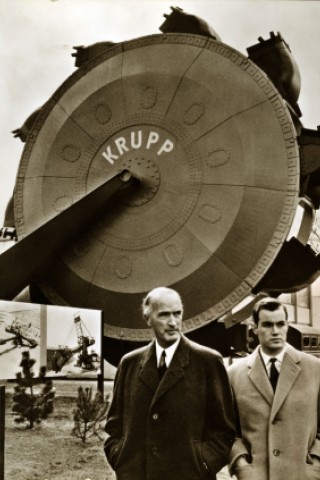 Alfried Krupp von Bohlen und Halbach mit seinem Sohn Arndt von Bohlen und Halbach auf der Hannover Messe 1960.