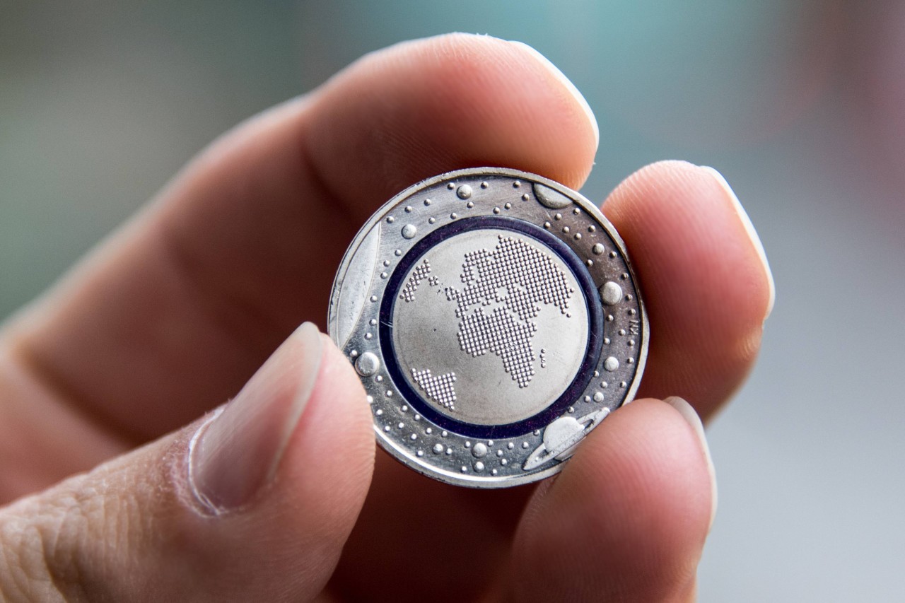 Eine 5-Euro-Münze von 2016: Diese Münze zeigt das Motiv der Weltkugel und besitzt einen blauen Polymerring. 