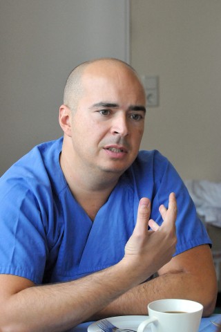 Dr. Hector de Paz, Oberarzt im Marienkrankenhaus Schwerte, und Facharzt für Orthopädie und Unfallchirurgie.