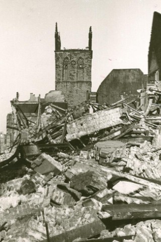 Trümmer rund um die Petrikirche.