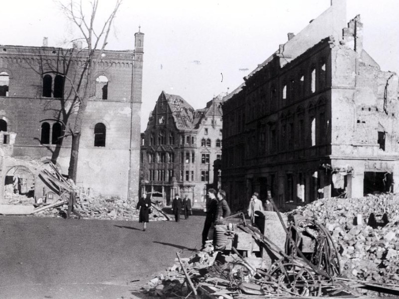 Ein Blick in die damals noch eng bebaute Betenstraße mit dem Alten Stadthaus - gesäumt von Trümmern.