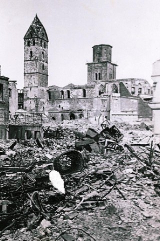 Trümmer rund um Marienkirche (vorn) und St. Reinoldi.