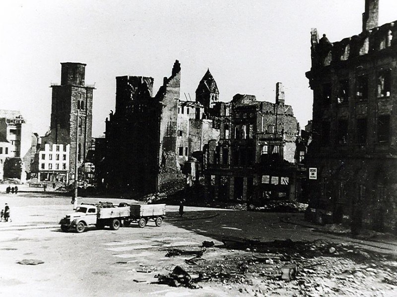 Der Hansaplatz - gesäumt von Trümmern - mit dem Türmen von Reinoldi und Marien im Hintergrund.