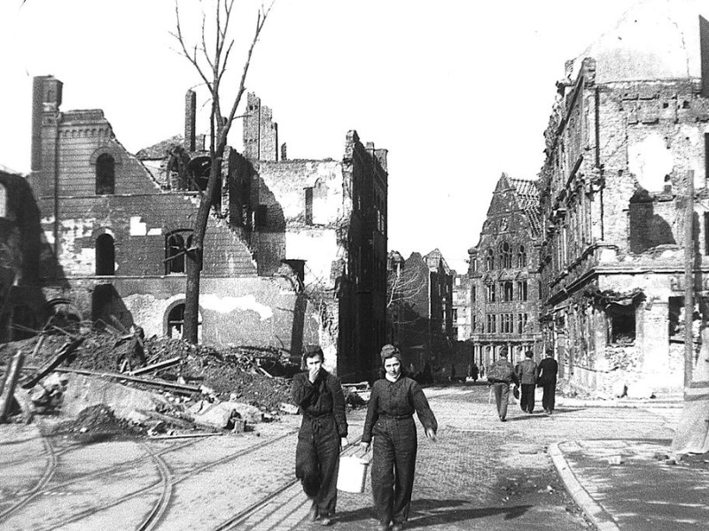 Die Betenstraße mit dem Alten Stadthaus, nachdem die Trümmer geräumt wurden.
