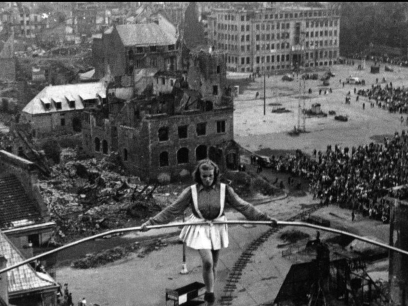 Eine Riesin in Dortmund? Nein, eine Hochseiltänzerin nach dem Krieg über den Schutthaufen der Dortmunder City.