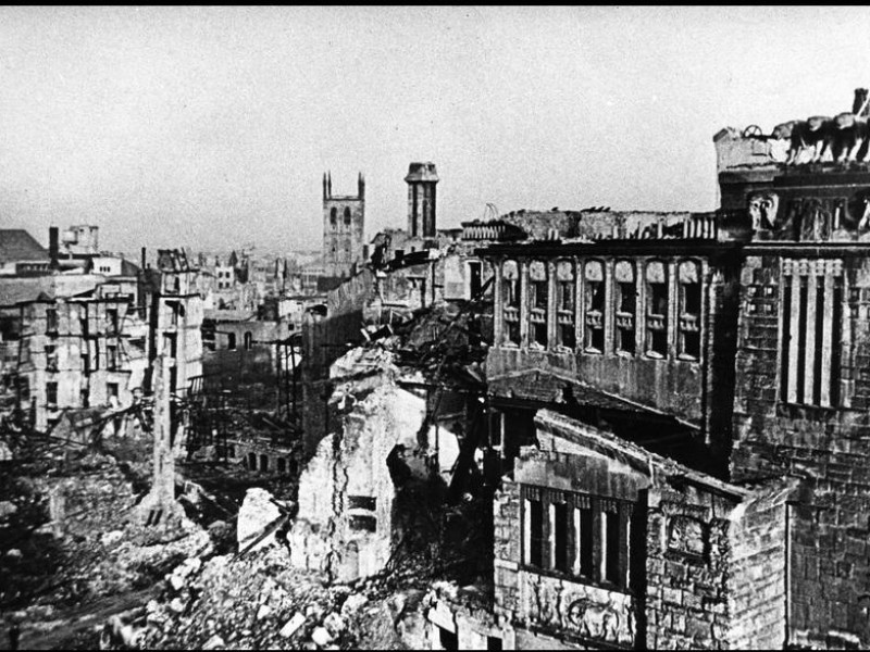 Die Zerstörungen hatten ein unvorstellbares Ausmaß: Blick auf das Alte Stadttheater - oder was davon übrig ist - und auf die Ruine der Petrikirche.