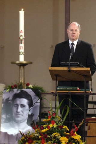 Bei der Trauerfeier für den verstorbenen Fußball-Weltmeister von 1954, Helmut Rahn, hielt Steinbrück eine Rede.