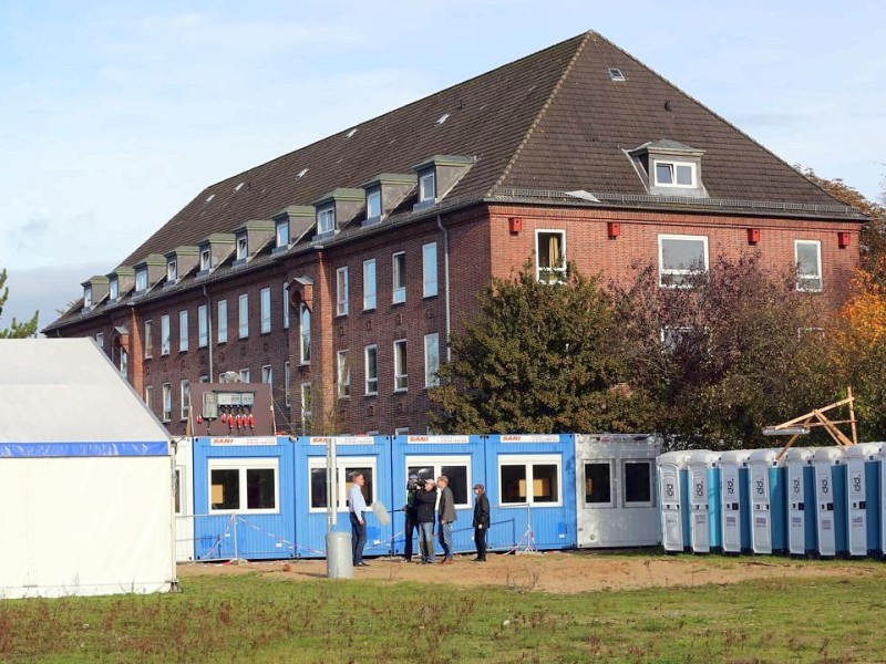 In Neumünster werden Asylsuchende in Wohncontainern und Zelten untergebracht.