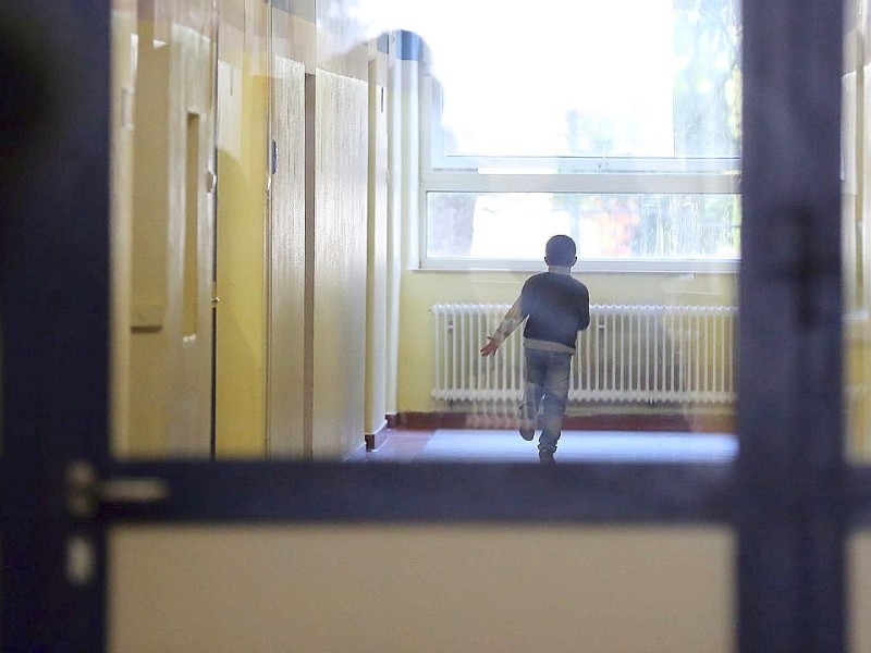 Ein Junge läuft über den Flur eines Gebäudes in der Landesunterkunft für Asylsuchende in Neumünster.