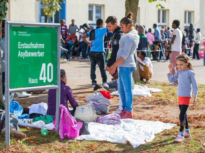 Flüchtlinge auf dem Gelände der Münchner Bayernkaserne. Hier kommen Asylbewerber zur Erstaufnahme hin.
