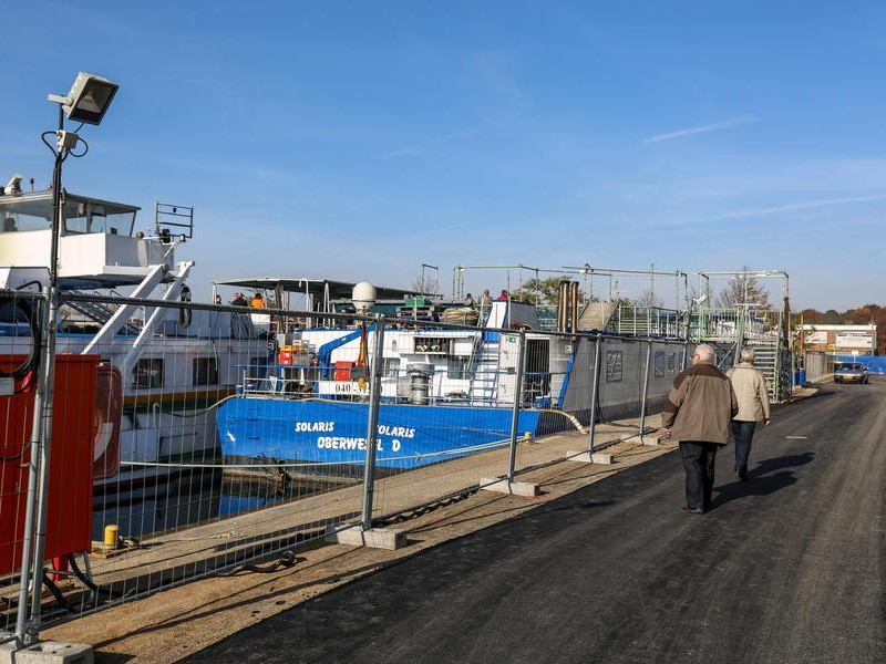 Zwei frühere Fluss-Kreuzfahrtschiffe sind ab Dienstag die neue Heimat von rund 180 Menschen.